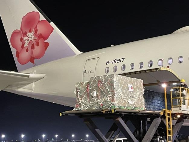 Medical supplies donated by Taiwan are loaded onto the aircraft