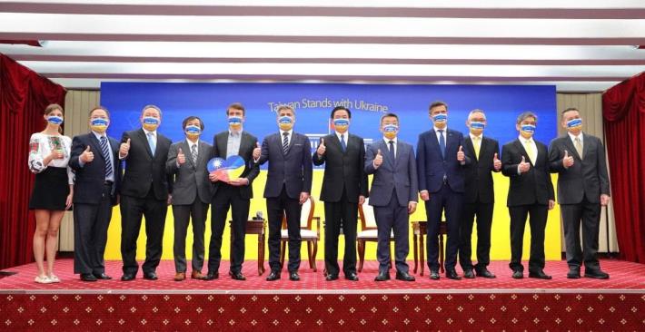 2.A group photo of Foreign Minister Wu (sixth right), Legislative Yuan Vice President Tsai (fifth right), Director of the Polish Office in Taipei Kozaczewski (sixth left), Head of the European Economic and Trade Office Filip Grzegorzewski (fourth right), representatives of the Ukrainian community in Taiwan (first left and fifth left), Executive Director of the Relieve Disaster Foundation Wu Xin-long (fourth left), and representatives of Taiwanese enterprises.