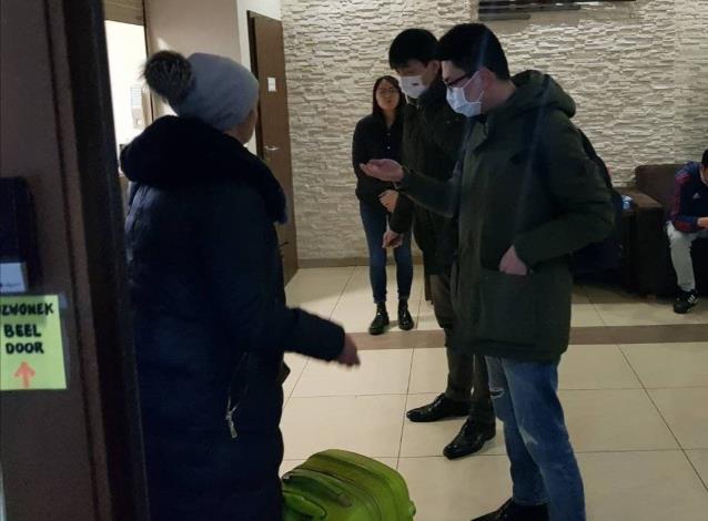 3.The Director of the Taiwan Trade Center (right) and a staff member of Taiwan’s Representative Office in Poland (second right) welcome the evacuated nationals at a hotel arranged for their stay. 