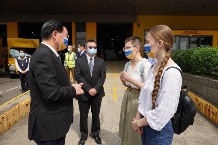 3. Minister Wu converses with Daria Zheng (right) and Olga Khalina (left).