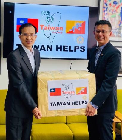 1.TRO Deputy Representative Steven Huei-yuan Tai (left) presents Taiwan’s donation of antipandemic supplies to GCT representative Joni Herison