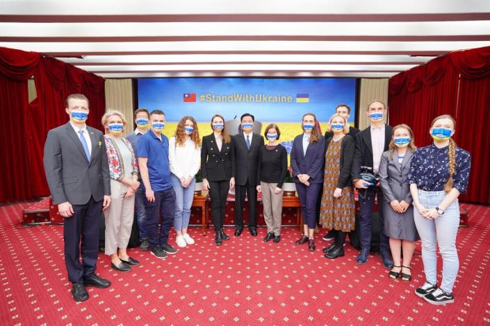 4.Minister Wu (center) poses for a group picture with representatives of Ukrainians and Baltic countries’ nationals in Taiwan