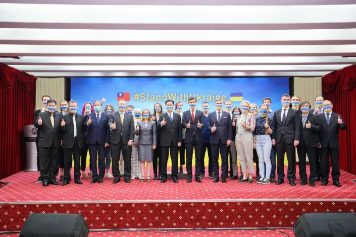 3.Minister Wu (center) poses for a group picture with the heads of mission of the EU, Poland, the Czech Republic, and Slovakia, as well as representatives of Ukrainians, Baltic countries’ nationals, and Hungarians living i