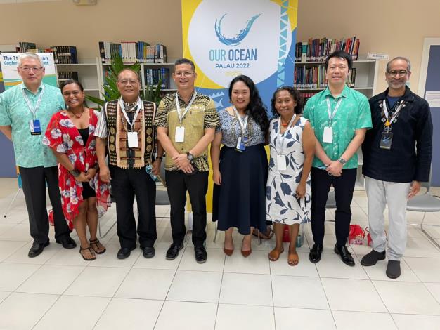 6. Secretary General of the International Cooperation and Development Fund Timothy T. Y. Hsiang (left), Deputy Secretary General of the Austronesian Forum Uroi N. Salii (second from left), and Emeritus Professor Tong Chun-fa (third from left) pose for a photo with other speakers at the OOC.