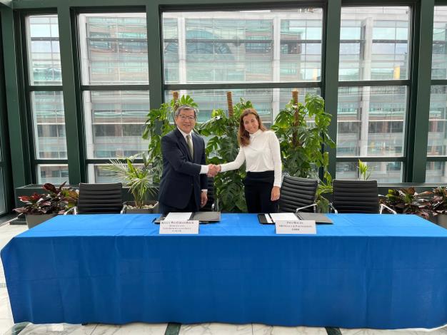 Caption: Taiwan Representative to the UK, Ambassodor Kelly W. Hsieh (left), and EBRD Managing Director for Impact and Partnerships Ines Rocha in the signing ceremony.