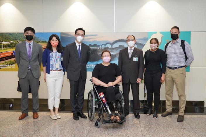 Deputy Foreign Minister Tseng (third right) and Director General of MOFA’s Department of North American Affairs Douglas Yu-tien Hsu (third left) welcome US Senator Duckworth (center) at Taiwan Taoyuan International Airport on behalf of the government.