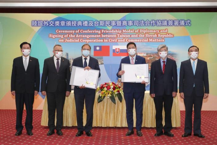 2.Representative Podstavek (third left), and Representative Lee (third right) pose with the signed agreement. Witnessing are Minister Wu (left), Deputy Speaker Laurenčík (second left), Vice President Tsai (second right), and Minister Tsai (right).