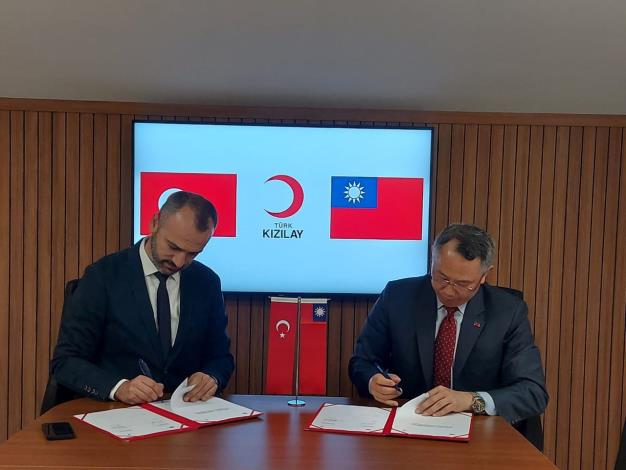 1. On behalf of Taiwan, Representative to Turkey Volkan Chih-yang Huang (right) donates US$1 million to the TRC to assist quake relief efforts in Afghanistan