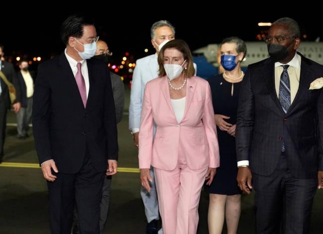 1.Foreign Minister Jaushieh Joseph Wu meets Speaker Nancy Pelosi at the airport on behalf of the government of Taiwan.