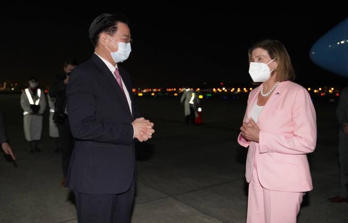 2.Minister Wu greets Speaker Pelosi.