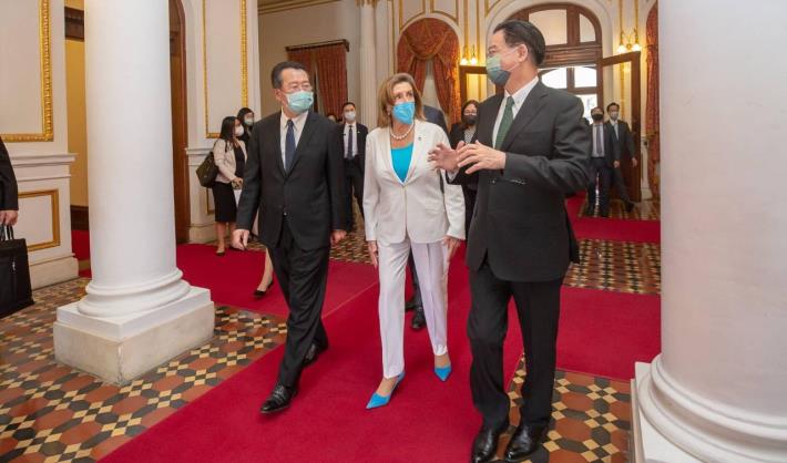 1: National Security Council Secretary General Koo (left) and Foreign Minister Wu (right) give Speaker Pelosi (middle) an introduction to the historic Taipei Guest House.
