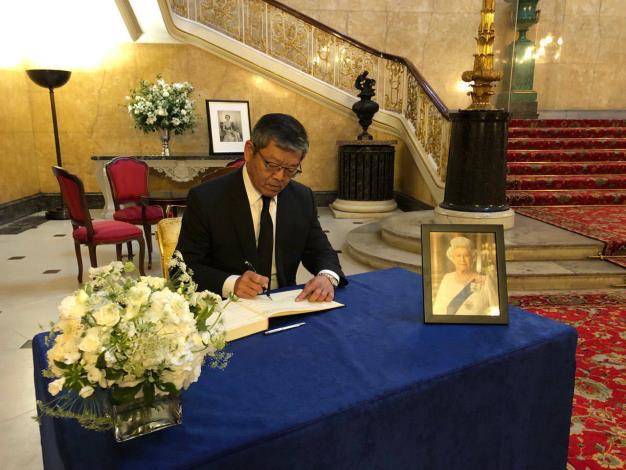 Representative to the UK Kelly Hsieh signs book of condolence commemorating Queen Elizabeth II at Lancaster House at the invitation of the UK government, representing people and government of Taiwan in conveying nation’s sincere condolences and utmost respect for the Queen.