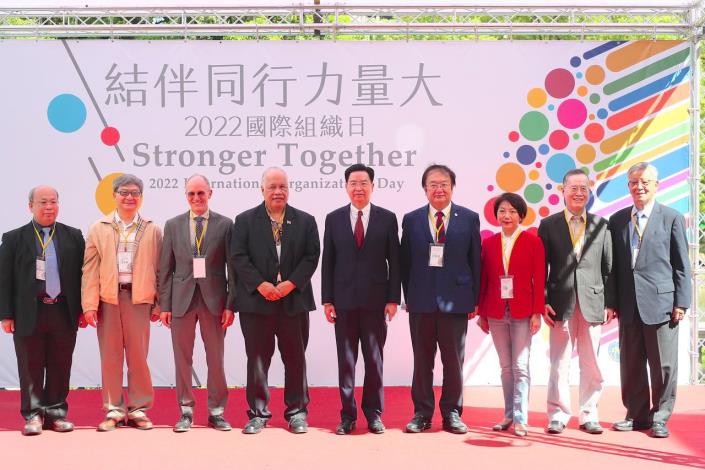 2. (From left) Vice Chairperson of the Central Election Commission Chen Chao-chien, Deputy Minister of Environmental Protection Shen Chih-hsiu, WorldVeg Director General Marco Wopereis, Nauru Ambassador to Taiwan Jarden Kephas, Foreign Minister Jaushieh Joseph Wu, Legislators Chiu Tai-yuan and Fan Yun, and Ambassadors at Large Eugene Chien and Wu Yung-tung pose for a group photo at the opening ceremony.