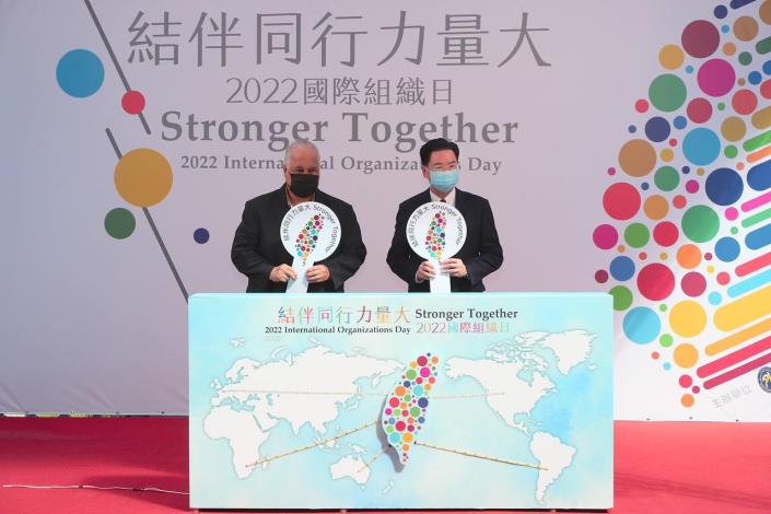 1. Minister of Foreign Affairs Jaushieh Joseph Wu (right) and Nauru Ambassador to Taiwan Jarden Kephas open the event. 