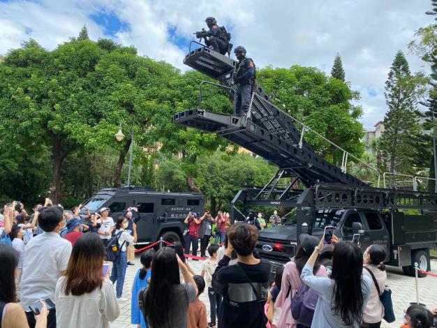 7. A counterterrorism demonstration by the National Police Agency highlighting Taiwan’s determination to seek participation in INTERPOL attracts many spectators.