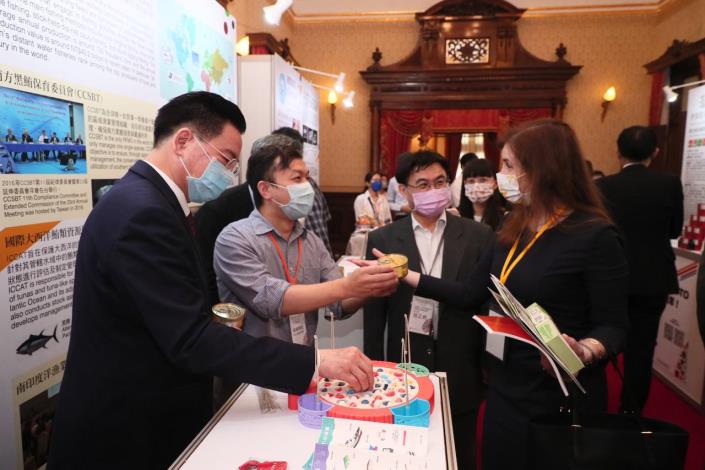 5. (From left) Foreign Minister Jaushieh Joseph Wu, Director of the Overseas Fisheries Development Council (OFDC) Fu Chia-chi, OFDC President David Chang, and Representative of the Australian Office Jenny Bloomfield visit an exhibition booth and take part in a game. 