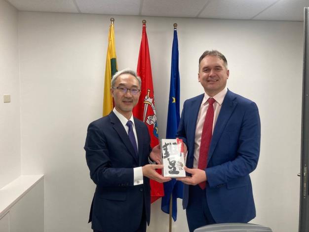 2.Director General Yao presents a gift to Representative Lukauskas to mark the opening of the Lithuanian Trade Representative Office.