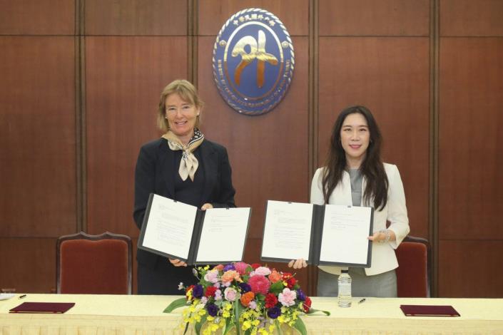1. Director General Sharon Wu and Director Camilla Otto (left) signed EBRD’s «Action for Equality and Gender Multi-donor Cooperation Fund»