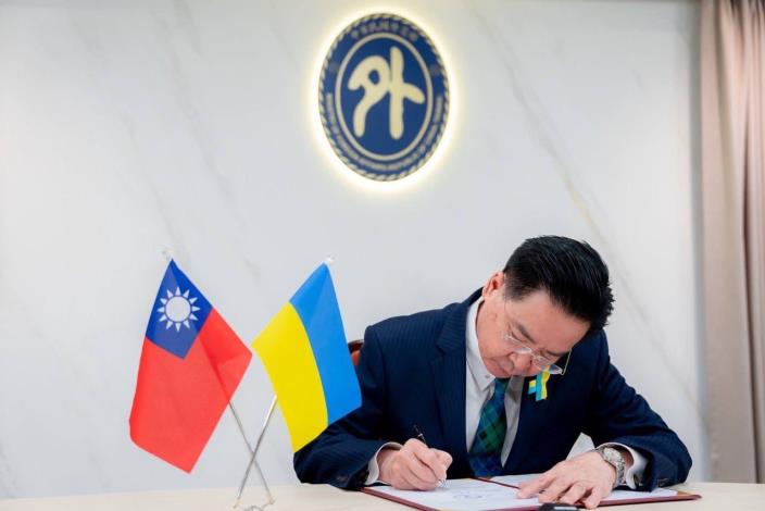 Caption 1: Foreign Minister Wu remotely signs an MOU to assist Kyiv in purchasing power generation equipment