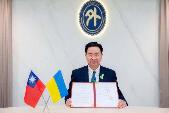 Caption 2: Foreign Minister Wu displays the MOU signed by Kyiv Mayor Klitschko and Darnychany Executive Director Malenko