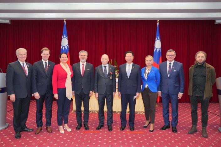 2. Minister Wu, Mr. Andzel and other members of the Polish-Taiwanese Parliamentarian Group delegation, and Director of the Polish Office in Taipei Cyryl Kozaczewski pose for a photo
