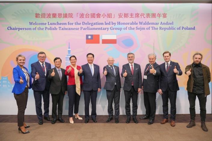 4. Minister Wu, Deputy Economic Minister Chen Chern-chyi, Mr. Andzel and other members of the Polish-Taiwanese Parliamentarian Group delegation, and Director Kozaczewski pose for a photo during the welcome luncheon