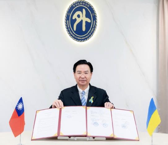 2.Minister Wu displays the three MOUs signed with Ukrainian cities