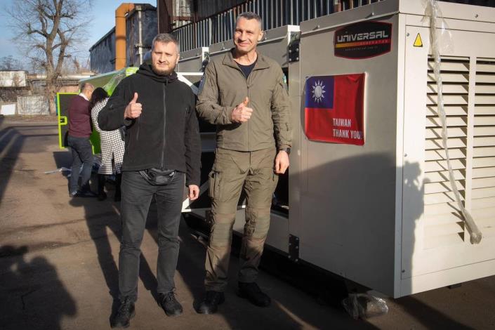 6.Kyiv Mayor Vitali Klitschko receives high-power generators purchased with donations from the Taiwan government