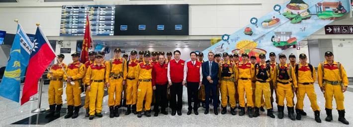 3. Group photo of Minister Wu, Minister Lin, an official of the Turkish Trade Office in Taipei, and the 40-member advance international search and rescue team.