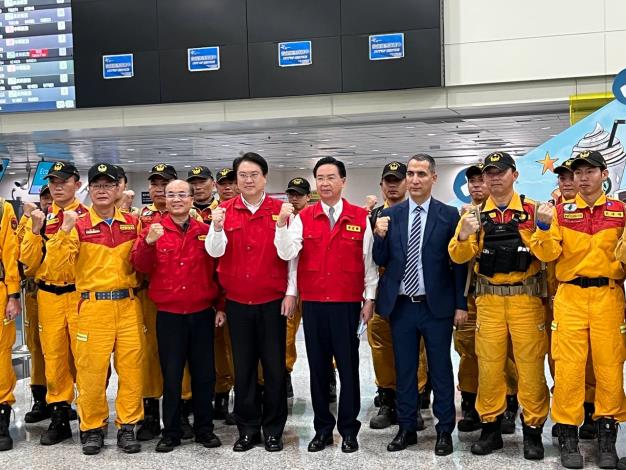 2. Group photo of Minister Wu, Interior Minister Lin, an official from the Turkish Trade Office in Taipei, and members of Taiwan’s international search and rescue team.