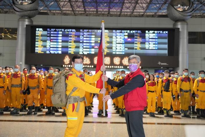 1.Premier Chen presents the national flag to Taiwan’s international search and rescue team before it sets out to conduct relief operations in Türkiye.