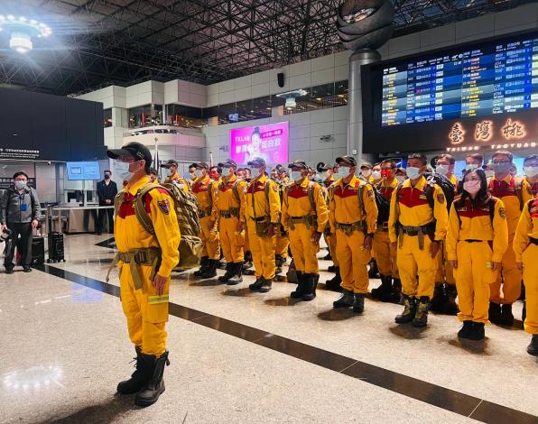 2.The 90 members of Taiwan’s international search and rescue team assemble at Taiwan Taoyuan International Airport.