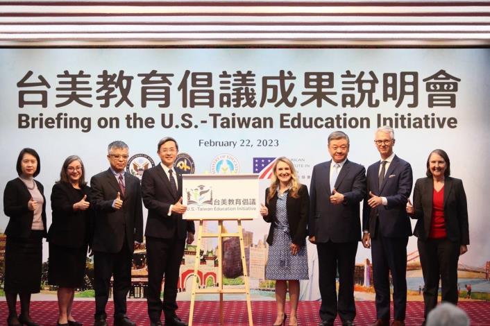 4. At the post-meeting briefing, a logo for the Taiwan-US Education Initiative was unveiled by Deputy Foreign Minister Lee (fourth left), US Deputy Assistant Secretary of State Dawson (fourth right), Deputy Education Minister Lio (third left), OCAC Deputy Minister Leu (third right), American Institute in Taiwan (AIT) Managing Director Ingrid Larson (second left), AIT/Taipei Acting Director Jeremy Cornforth (second right), AIT Public Diplomacy Section Chief Diane Sovereign (right), and NDC Director General Chang Hui-chuan (left).