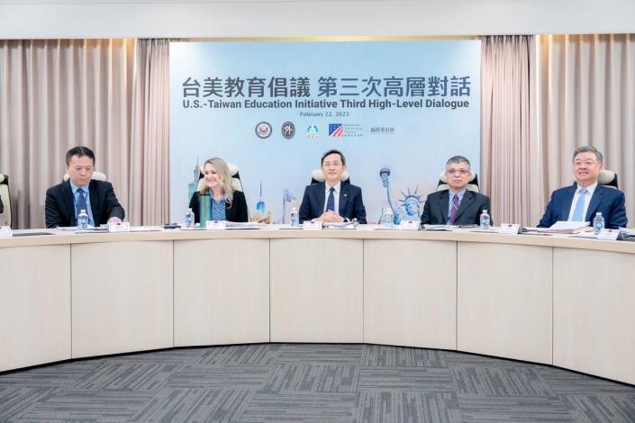 1. Deputy Foreign Minister Lee (center), US Deputy Assistant Secretary of State Dawson (second left), Deputy Education Minister Lio (second right), OCAC Vice Minister Leu (right), and NDC Deputy Minister Shih (left) during the high-level dialogue on the Taiwan-US Education Initiative.