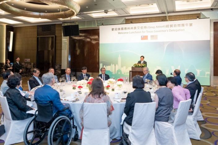 1. Minister Lin delivers a speech at a luncheon welcoming the Texas delegation led by Governor Abbott