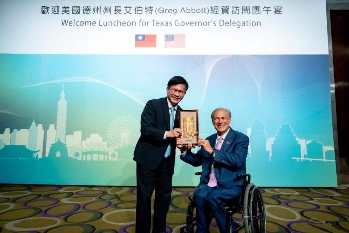 2. Minister Lin presents Governor Abbott with a reproduction of Festival on South Street, printed on gold leaf, as they pose for a photo