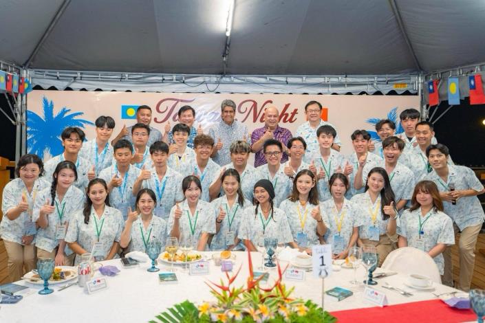 Caption 5: Standing in the back row, Minister Lin (second left), President Whipps (third left), Prime Minister Teo (second right), and Marshall Islands Minister of Foreign Affairs and Trade Kalani Kaneko (left) pose for a photo with Taiwan’s international youth ambassadors at the Taiwan Night event.