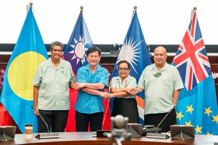 Caption 1: Minister Lin (second left) poses for a photo with President Whipps (left), Marshall Islands President Hilda Heine (second right), and Tuvalu Prime Minister Feleti Teo (right) following the 30th Taiwan/ROC-Forum Countries Dialogue.