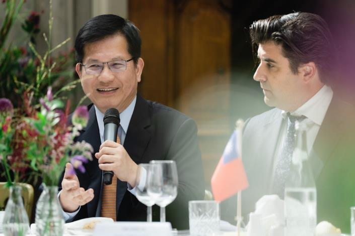 2. Minister Lin interacts with participants and delivers remarks at the event.