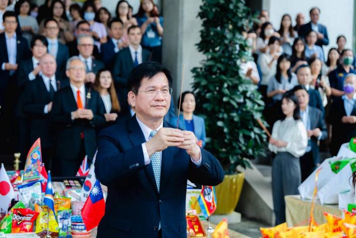 1. Minister Lin and colleagues take part in the Zhongyuan Pudu ceremony.