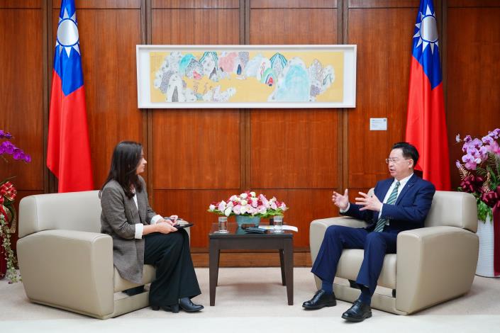 Foreign Minister Wu gives an interview to the Guardian correspondent Helen Davidson