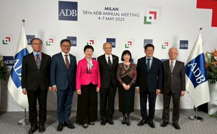 我國出席ADB第58屆理事會年會代表團與ADB新任總裁神田真人合影