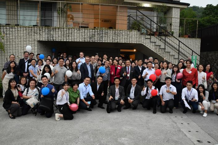 「外交部外交及國際事務學院與美國在台協會華語學校112年聯誼日」活動圓滿成功，全體人員以大合唱為活動畫下完美句點。