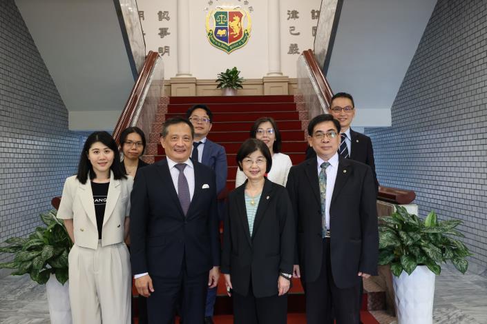 外交及國際事務學院李副院長新穎(左二)與法務部司法官學院柯院長麗鈴(右二)、李主任秘書海龍(右一)及兩學院幹部合影。