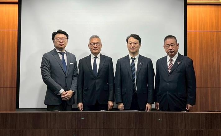 圖說一：外交及國際事務學院耿中庸公使(左二)與日本台灣交流協會服部崇副代表(右二)、京都大學坂出健教授(右一)，以及中華經濟研究院日本中心江泰槿副主任(左一)一同合影。