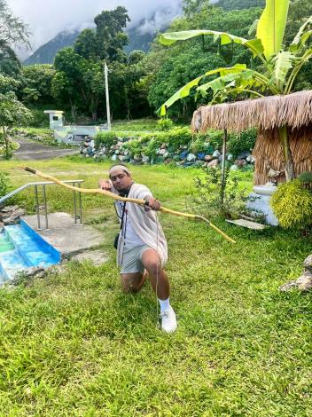 學員體驗傳統弓箭射擊。