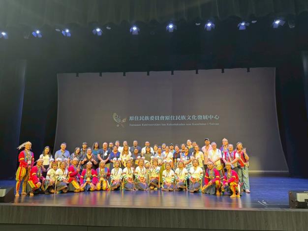 學員與娜麓灣樂舞團於屏東原住民族文化園區合影。