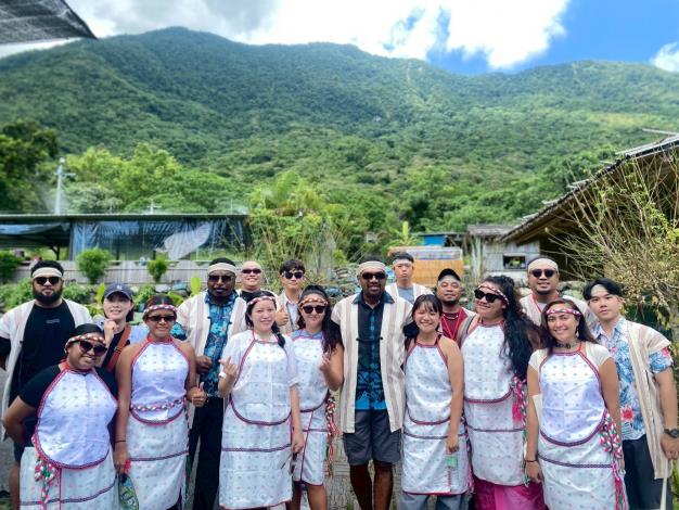 學員們參與原住民族的文化交流活動。