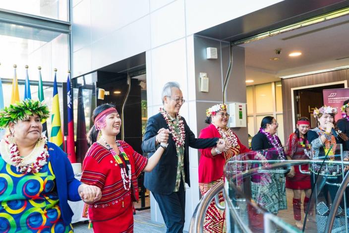 外交部政務次長兼外交及國際事務學院院長吳志中與賓客及學員共舞。