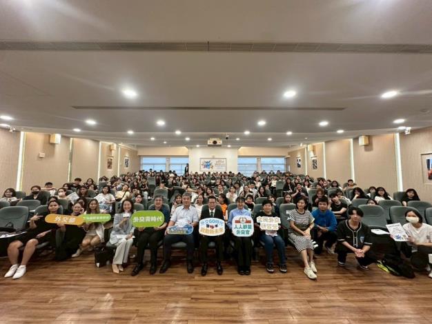 中華民國全國中小企業總會虞歡庭主持人(左一)、醒吾科技大學觀光餐旅學院黃寶元院長(左二)、醒吾科技大學陳寶億校長(左三)、外交部非政府組織國際事務會宋永福副參事(左四)、國際青年大使朱巧筠(右三)、醒吾科技大學觀光休閒系專任林副教授 (右二)、醒吾科技大學國際暨兩岸事務處黃巧玲副國際長(右一)與學員合影